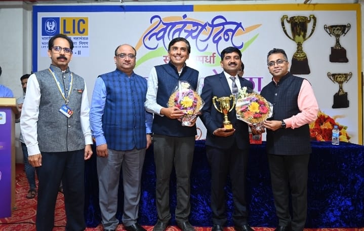 14 ऑगस्ट 2023 एकाच दिवसात 50 पॉलीसी केल्याचा रेकॉर्ड जो आता पर्यंत कुणीही केला नाही आमच्या दौंड 9202 या ब्रँच मध्ये